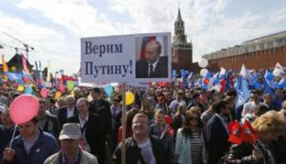 Una multitud celebra el Día Internacional del Trabajo en Moscú (Rusia) hoy.