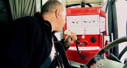 Un camionero hace la prueba de alcoholemia en el puerto de Gotemburgo, obligatoria para poder acceder a la red viaria sueca.