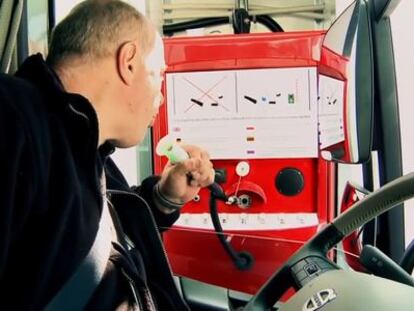 Un camionero hace la prueba de alcoholemia en el puerto de Gotemburgo, obligatoria para poder acceder a la red viaria sueca.