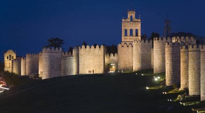 Vista nocturna de las murallas de Ávila. 