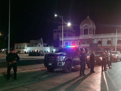 Policías resguardan los alrededores del Ayuntamiento de Guaymas, en el Estado mexicano de Sonora.