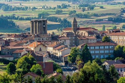 El pueblo de Saugues en la Via Podiensis (Francia).