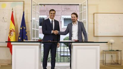 El presidente del Gobierno, Pedro Sánchez, con el líder de Podemos, Pablo Iglesias.