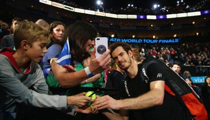 Murray se fotografía con una aficionada escocesa.