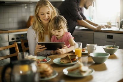 Una familia está en la cocina.