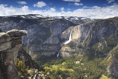 Con sus más de 700 metros de caída, el salto de Yosemite es más alto de Norteamérica y se encuentra entre los más altos del mundo. Fluye desde el invierno a principios o mediados de verano, según el volumen de nieve caída ese año en el en el Parque Nacional de Yosemite, en las montañas de la Sierra Nevada de California. Se aprecia en toda su plenitud en primavera.