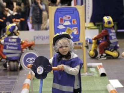 Unos niños participan en la primera edición de la feria del ocio infantil en familia Dabadum.