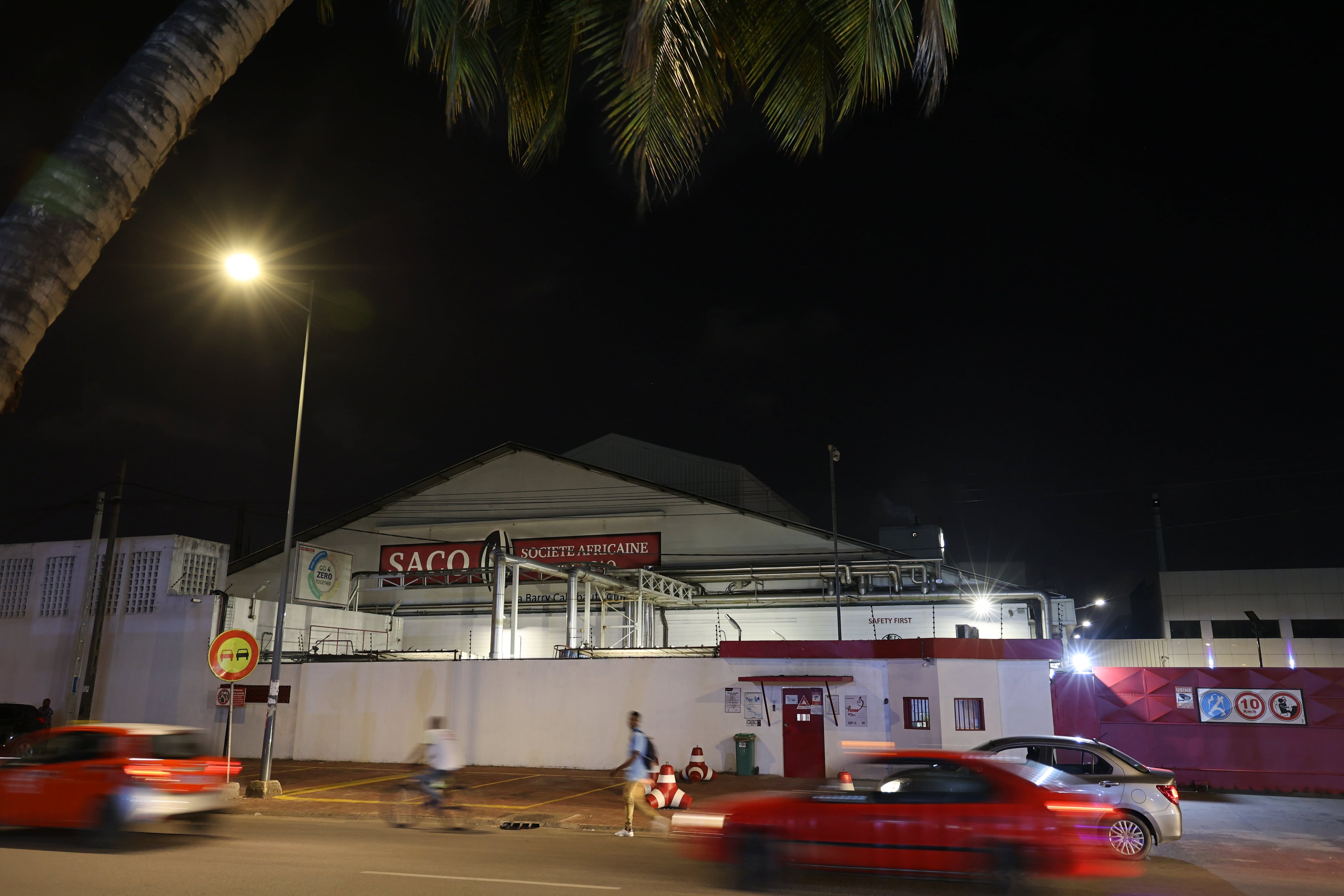 Exterior de la fábrica de transformación de cacao SACO (propiedad de la multinacional chocolatera Barry Callebaut), situada en el centro de Abiyán (Costa de Marfil).