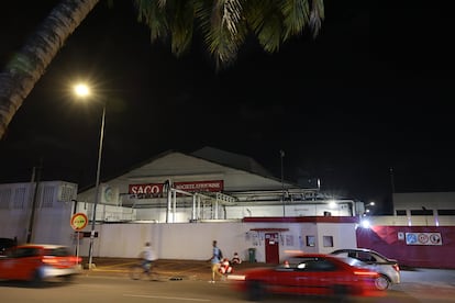 Exterior de la fábrica de transformación de cacao SACO (propiedad de la multinacional chocolatera Barry Callebaut), situada en el centro de Abiyán (Costa de Marfil).