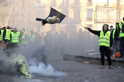 La manifestació es desplaça per Barcelona, amb pancartes en què es pot llegir "Pel futur del taxi", "No més tractes de favor ni privilegis". A la imatge, un taxista protesta pels carrers de Barcelona.