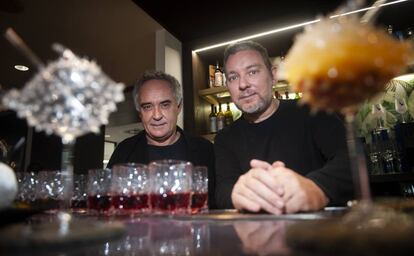 Ferran y Albert Adrià, en la presentacion del primer volumen de ''El Sapiens de los Cocteles, Cocteleria y Bartenders'