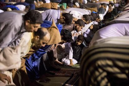 Varios fieles rezan durante unas oraciones nocturnas llamadas Traweeh en la 27ª noche del mes sagrado del Ramadán en una mezquita en Hay Inbiaat, Sale, a las afueras de Rabat (Marruecos).