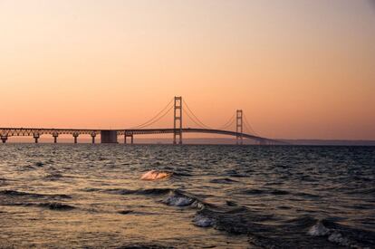 La autoridad del puente colgante de Mackinac, situado en el Estado de Michigan (EE UU), cuenta con un servicio de conductores para aquellas personas que se sientan incapaces de recorrer con su vehículo los ocho kilómetros que separan St. Ignace de Mackinaw City. Los datos de este monstruo de la ingeniería, que en su parte más alta se eleva 60 metros sobre la superficie del agua, son impresionantes.