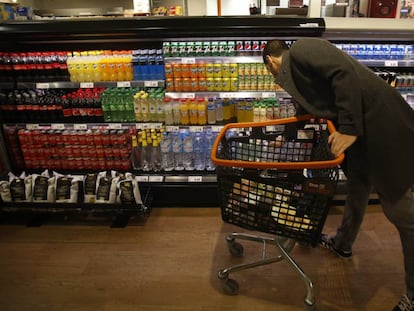 Consumidores recorrem a marcas mais baratas na hora das compras para poupar.