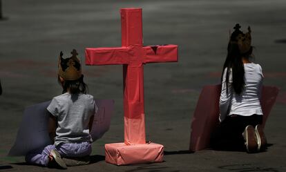 Meninas durante os protestos do domingo na praça Zócalo, na Cidade do México.