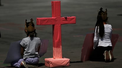 Meninas durante os protestos do domingo na praça Zócalo, na Cidade do México.