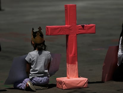 Meninas durante os protestos do domingo na praça Zócalo, na Cidade do México.