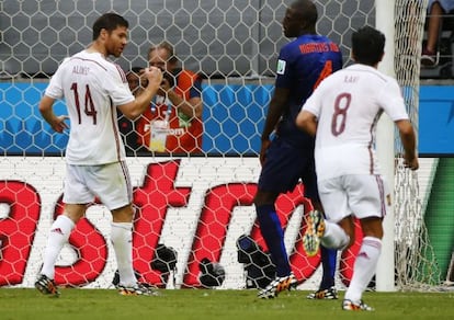 Xabi Alonso tras marcar el primer gol con la selección den Brasil.