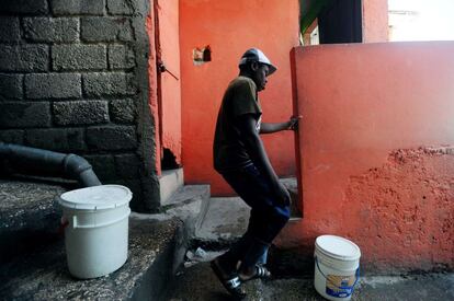 Jean Michel, 18, distribuye agua en el barrio de Petion-ville de Port-au-Prince. Cobra 0.02 d&oacute;lares por llevarla a las casas desde una cisterna.