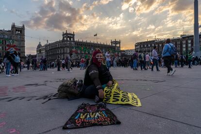 Una manifestante descansa en la plaza del Zócalo tras la protesta.