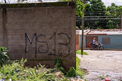 En muchas de las calles de Honduras es común encontrar los símbolos de las maras  como una señal para demarcar los territorios.
