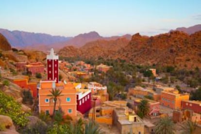 Vista de la Mezquita Roja de Adaï, cerca de Tafraoute, en el Anti Atlas (Marruecos).