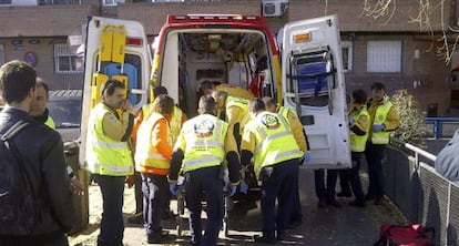 El SAMUR socorre a la joven que ha sufrido una semiamputacin.