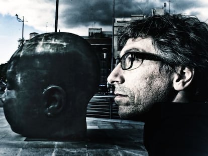 David Trueba en la Estación de Atocha junto a las esculturas de Antonio López.