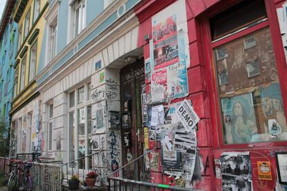 Rote Flora es el centro del movimiento okupa del barrio, pero no es el único edificio de este tipo. La zona es tan conocida por su equipo de fútbol como por el gran número de centros sociales que tiene. Las pintadas y los carteles dan al distrito un colorido especial que no se ve en el resto de la ciudad.