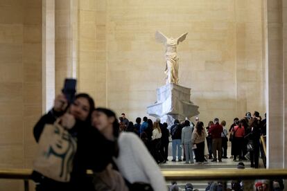 Visitantes de un atestado Museo del Louvre se hacen un selfi ante la Victoria de Samotracia.