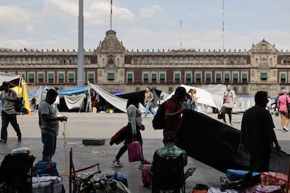 Integrantes de la Coordinadora Nacional de Trabajadores de la Educación (CNTE) levantan su campamento este viernes, en el Zócalo de Ciudad de México (México).