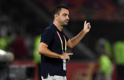 Xavi, dirigiendo un partido del Al-Sadd.