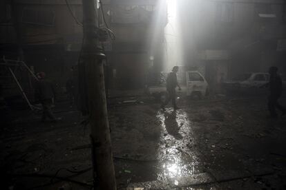 Uma rua de Douma cheia de escombros depois de um ataque aéreo em novembro de 2016. <p><i>“Fomos embora e ainda não chegamos; não temos destino. O migrante forçado só tem uma bússola que sempre aponta para trás e um mapa que só indica o destino que deixou à força. Olhando pela janela do ônibus que nos tirava de lá, virei o rosto para o céu, procurando um destino que me aceitasse sem passaporte, sem identidade, sem família, sem pátria nem seres queridos.” </i></p>