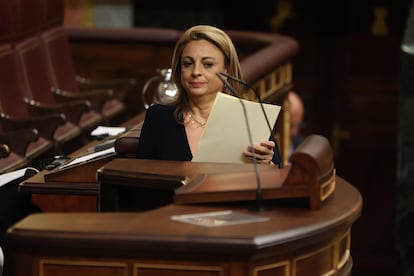 Cristina Valido, portavoz de Coalición Canaria, se dirige al estrado para dar la réplica al discurso de Pedro Sánchez.