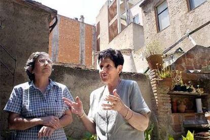 Rosa Viñas (a la izquierda), con su hija Antonia, en su casa de Sabadell.