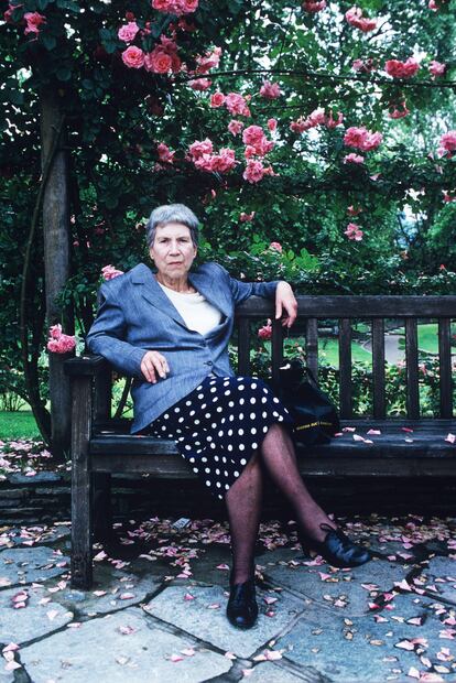 Natalia Ginzburg era radicalmente antiglamurosa y maravillosamente elocuente. Aquí, en 1990.