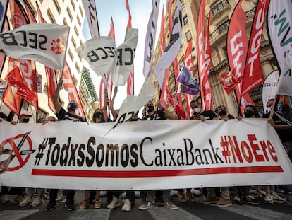 Protesta de empleados contra el ERE de CaixaBank este martes en Valencia.