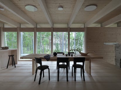 Los dueños de la casa idearon la mesa del comedor. Las sillas son un diseño de Alvar Aalto que produce Artek.