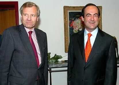 José Bono (derecha) posa en Bruselas junto al secretario general de la OTAN, Jaap de Hoop Scheffer.