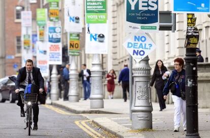 Carteles sobre el refer&eacute;ndum del pacto fiscal en Dubl&iacute;n.