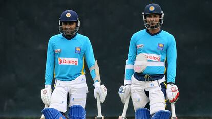 Dos jugadores de críquet de Srin Lanka descansan durante un entrenamiento.