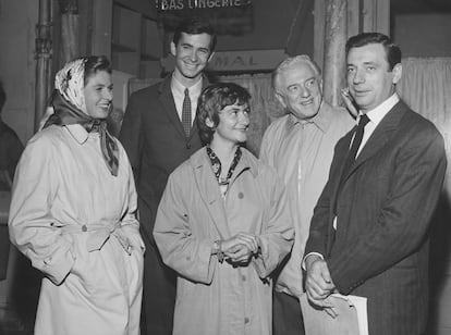 Varias de sus obras fueron llevadas al cine: en la imagen, en 1960 con el elenco de ‘Goodbye Again’, basada en ‘Aimez-vous Brahms?’: Ingrid Bergman, Anthony Perkins, Sagan, el director Anatole Litvak e Yves Montand.