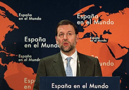 El secretario general del PP, Mariano Rajoy, durante su intervención ayer en la Casa de América, en Madrid.