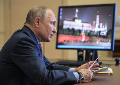 El presidente de Rusia, Vladímir Putin, en una videoconferencia, este jueves a las afueras de Moscú.