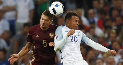Neustädter salta a por el balón junto con el inglés Delle Alli.