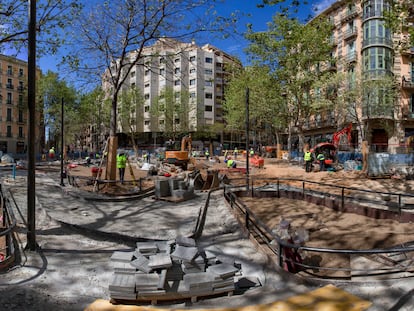 Obras de la Superilla en Barcelona, en Consell de Cent esquina con Enric Granados, el viernes.
