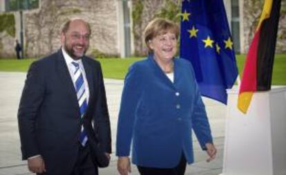 La canciller alemana, Angela Merkel (d), camina junto al presidente del Parlamento Europeo, Martin Schulz (i). EFE/Archivo