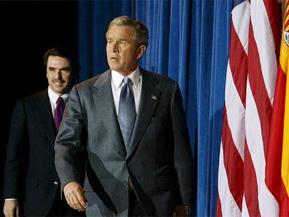 El presidente del Gobierno español, José María Aznar, y el mandatario estadounidense, George W. Bush, antes de la rueda de prensa conjunta que ofrecieron tras la reunión de ambos en el rancho de Crawford, Tejas, el 22 de febrero de 2003, y en la que Bush avisó a Aznar de que iría a la guerra en marzo con o sin resolución de la ONU.