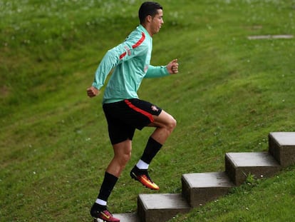 Cristiano Ronaldo sube escaleras durante el entrenamiento de la selecci&oacute;n lusa ayer en Marcoussis.