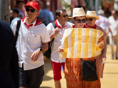 Una turista consulta un mapa en la feria de Sevilla, (Andalucía, España).